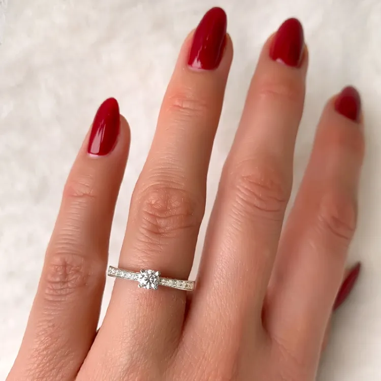 Diamant ring i 14 karat vitguld 0,26 ct 0,12 ct