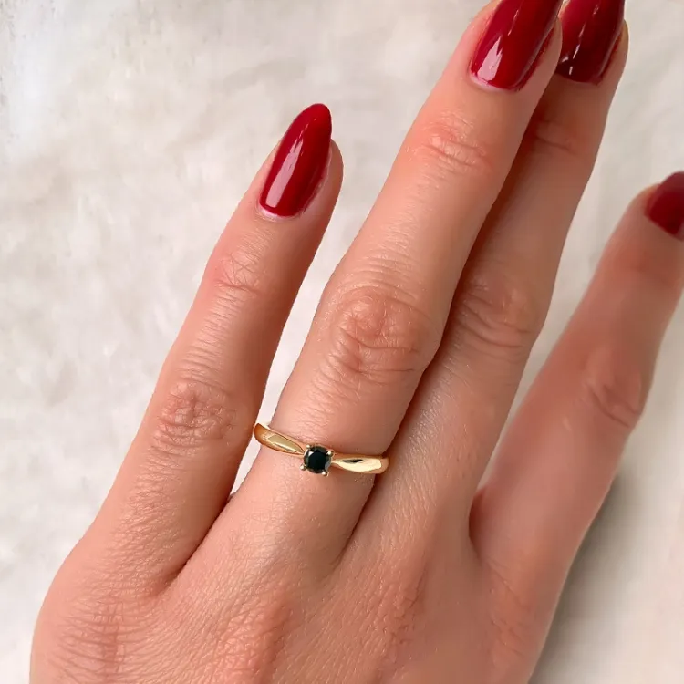 sort diamant ring i 14 karat guld 0,20 ct