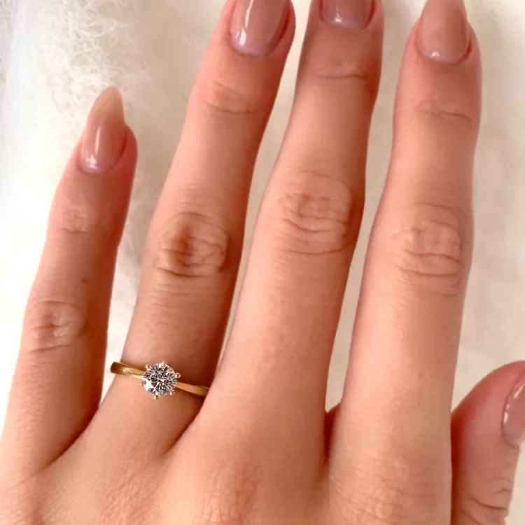 vit zirkon solitärring i 8 karat guld - Gold Collection