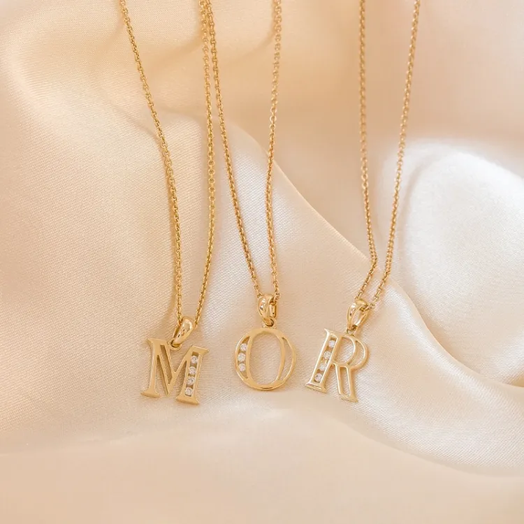 bokstav m hängen i 14  carat guld 0,04 ct