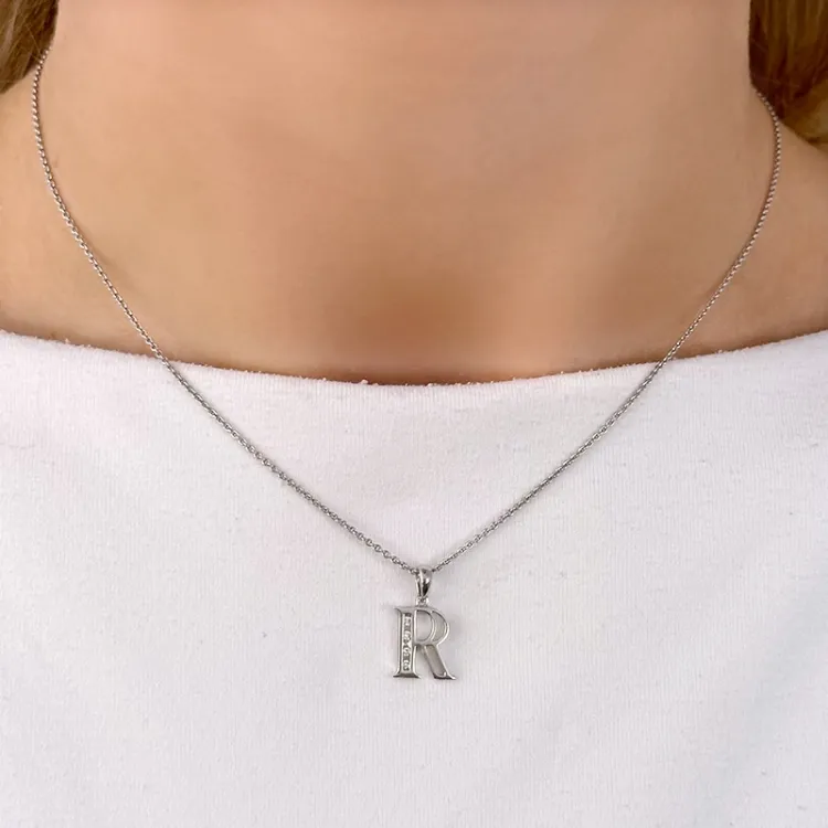 bokstav r hängen i 14 carat vitguld 0,04 ct