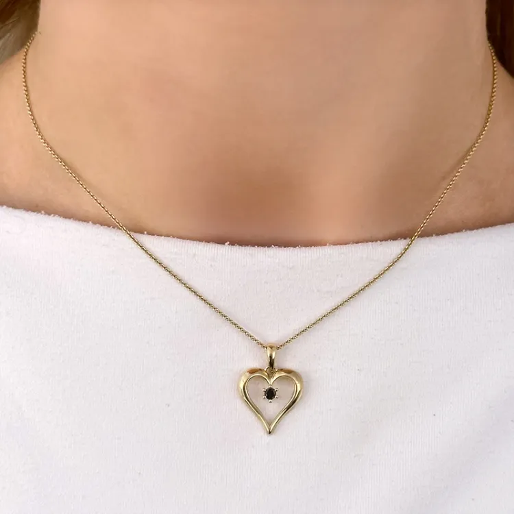 hjärta sort diamant hängen i 14  carat guld 0,07 ct