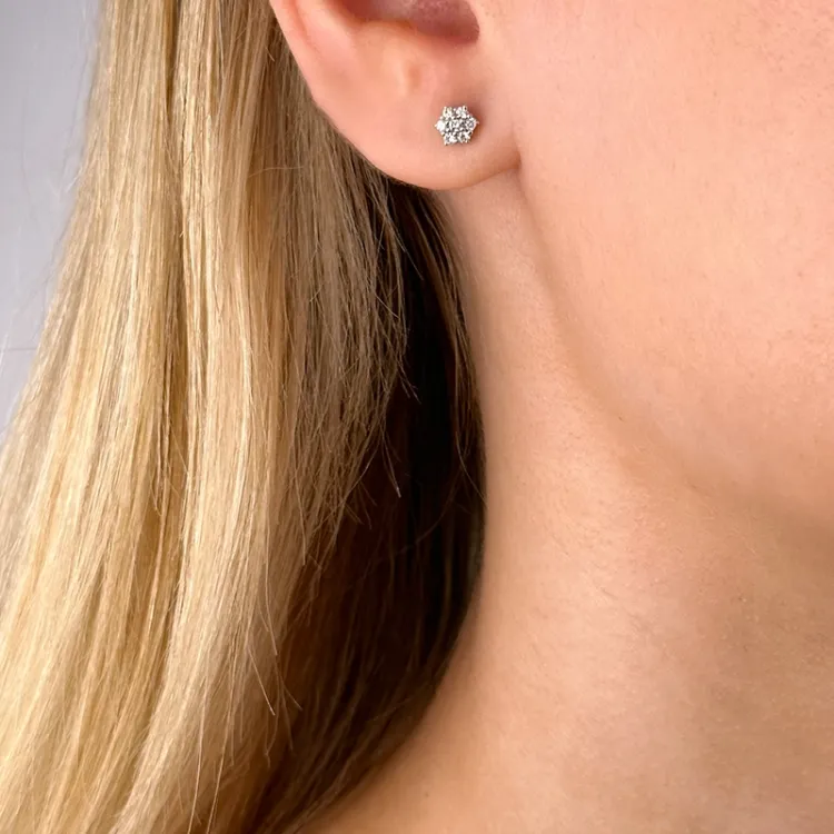 diamant solitäreörhängestift i 14 karat vitguld med diamant 