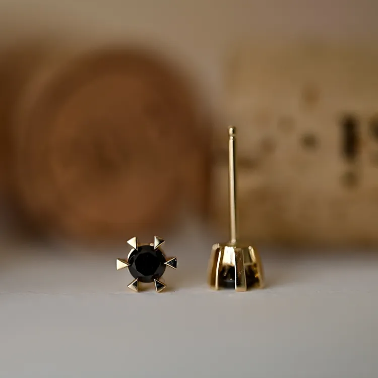 2 x 0,21 ct svarta solitäreörhängestift i 14 karat guld med svart diamant 