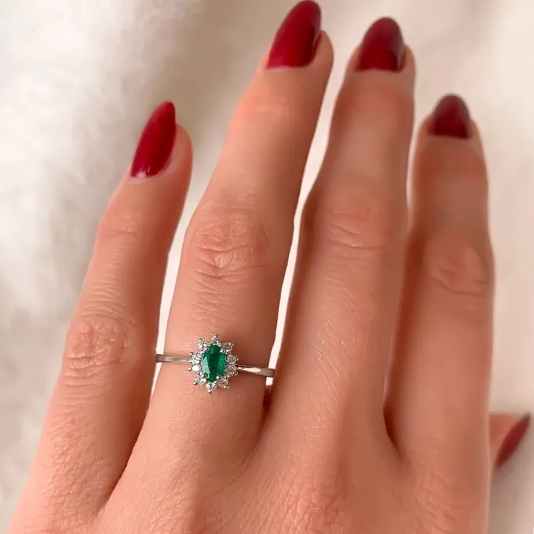 smaragd rosettring i 14 karat vitguld 0,11 ct 0,25 ct