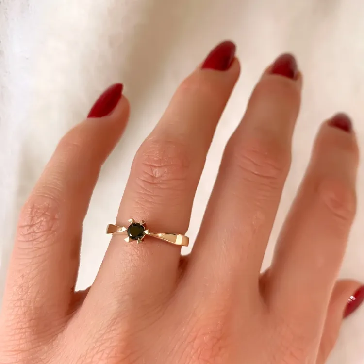 0,20 ct sort diamant solitärring i 14  karat guld 0,20 ct