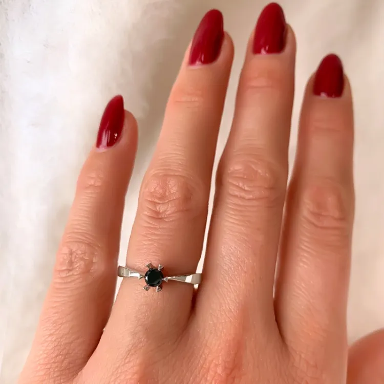 0,20 ct sort solitärring i 14  karat vitguld 0,21 ct