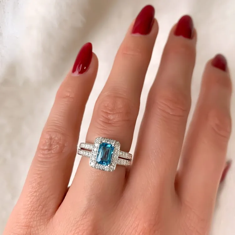 fyrkantigt blå topas diamantring i 14  karat vitguld 0,43 ct 1,20 ct