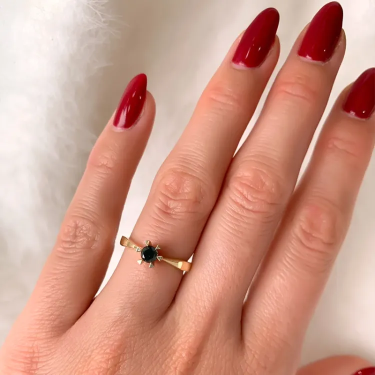 0,30 ct sort solitärring i 14  karat guld 0,32 ct