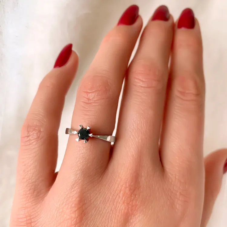0,30 ct sort diamant solitärring i 14  karat vitguld 0,32 ct