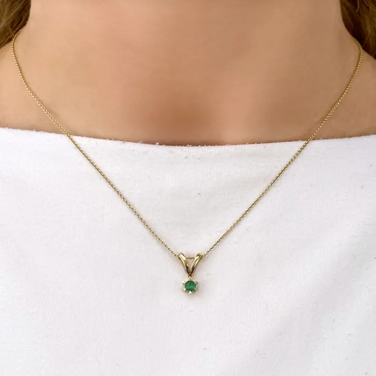 äkta  smaragd hängen i 14  carat guld 0,22 ct