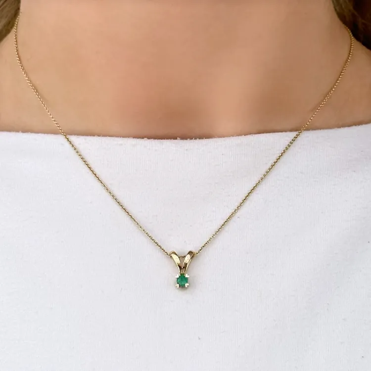 grön smaragd hängen i 14  carat guld 0,22 ct