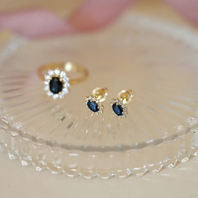 safir rosettörhängestift i 14 karat guld med diamant och safir 