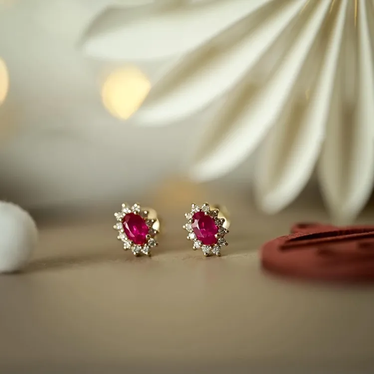 rubin rosettörhängestift i 14 karat guld med diamant och rubin