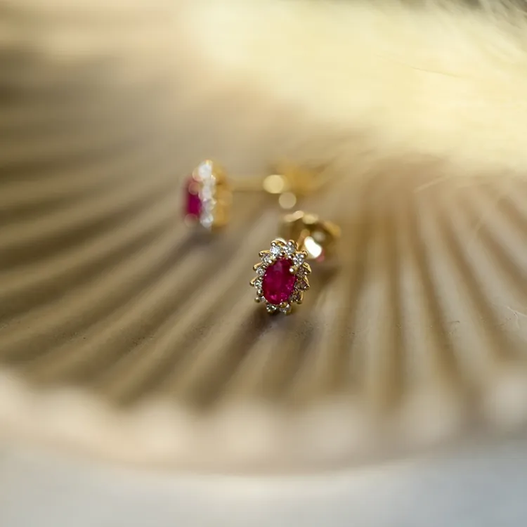 rubin rosettörhängestift i 14 karat guld med diamant och rubin