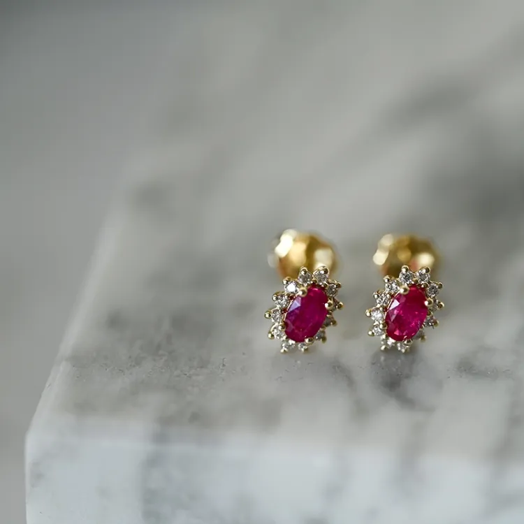 rubin rosettörhängestift i 14 karat guld med diamant och rubin