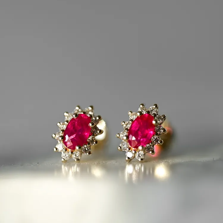 rubin rosettörhängestift i 14 karat guld med diamant och rubin