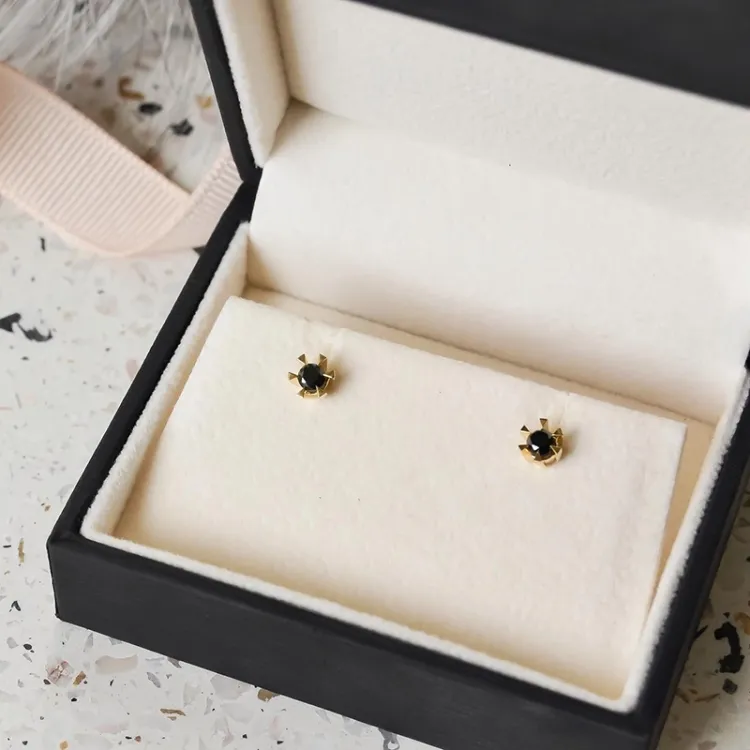 svarta diamant solitäreörhängestift i 14 karat guld med svart diamant