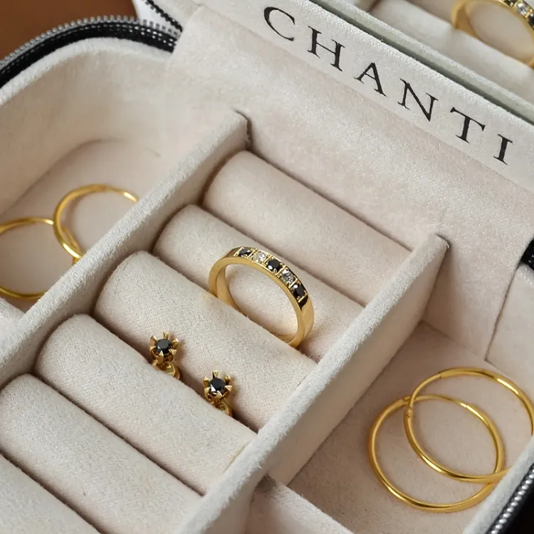svarta diamant solitäreörhängestift i 14 karat guld med svart diamant