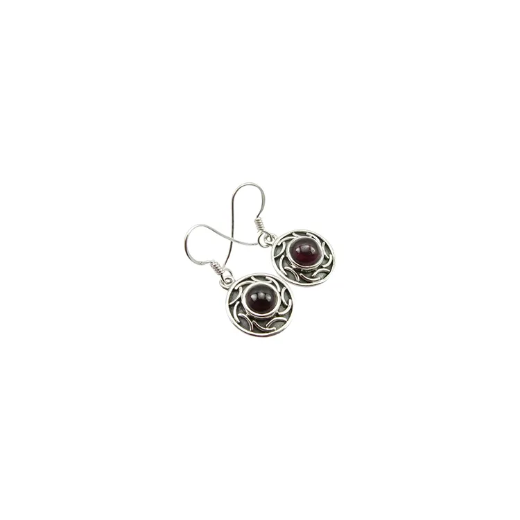 Runda granat örhängen i oxiderat sterlingsilver