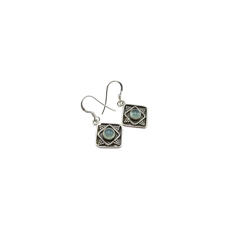 Fyrkantigt blå calcedonit örhängen i oxiderat sterlingsilver