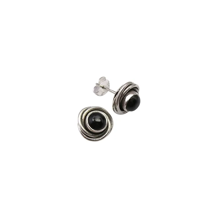 Runda svarta onyxer örhängen i oxiderat sterlingsilver