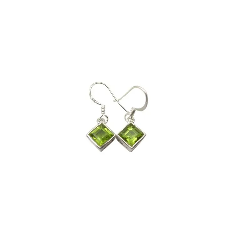 Fyrkantigt peridot örhängen i silver