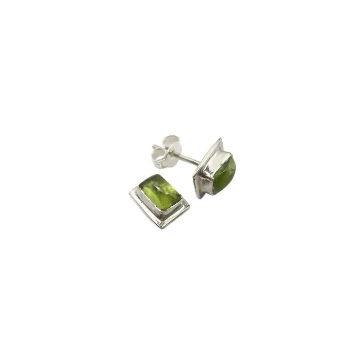 Fyrkantigt gröna peridot örhängestift i silver