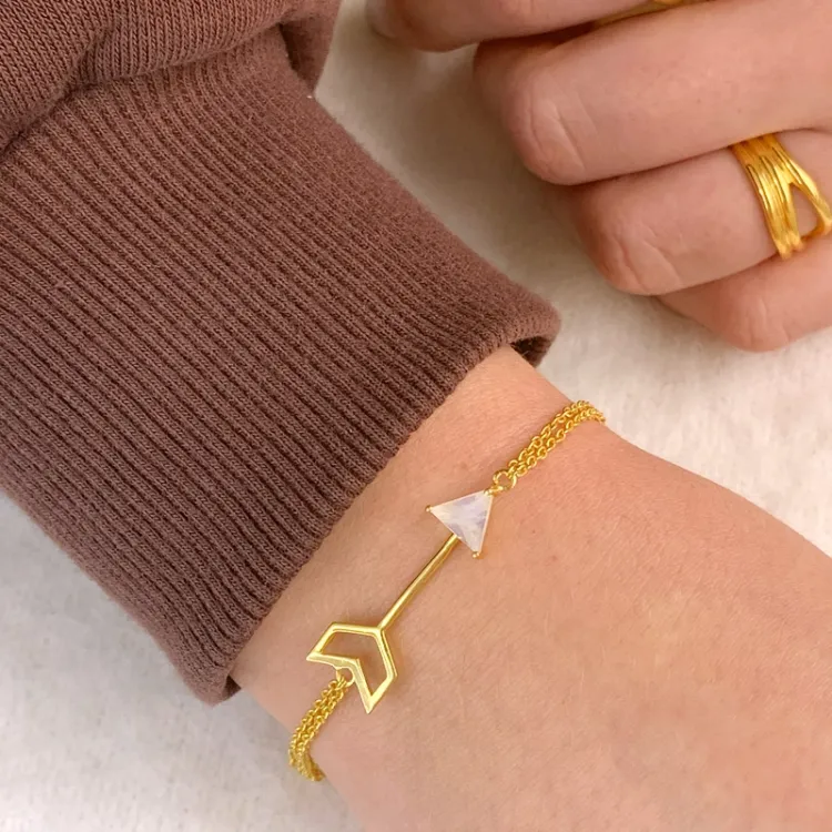 pil armband i förgyllt silver med hängen i förgylld