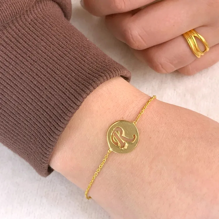 bokstav r med repor armband i förgyllt silver med hängen i förgyllt silver