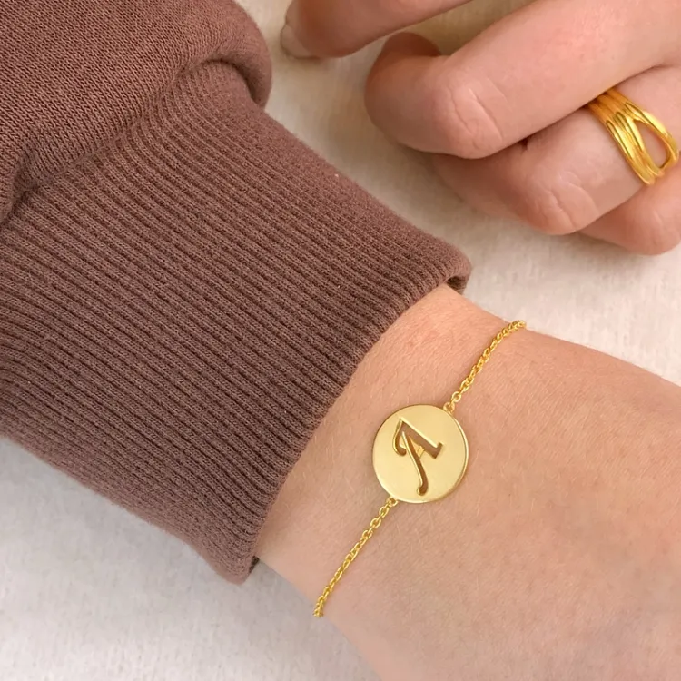 bokstav a med repor armband i förgyllt silver med hängen i förgyllt silver