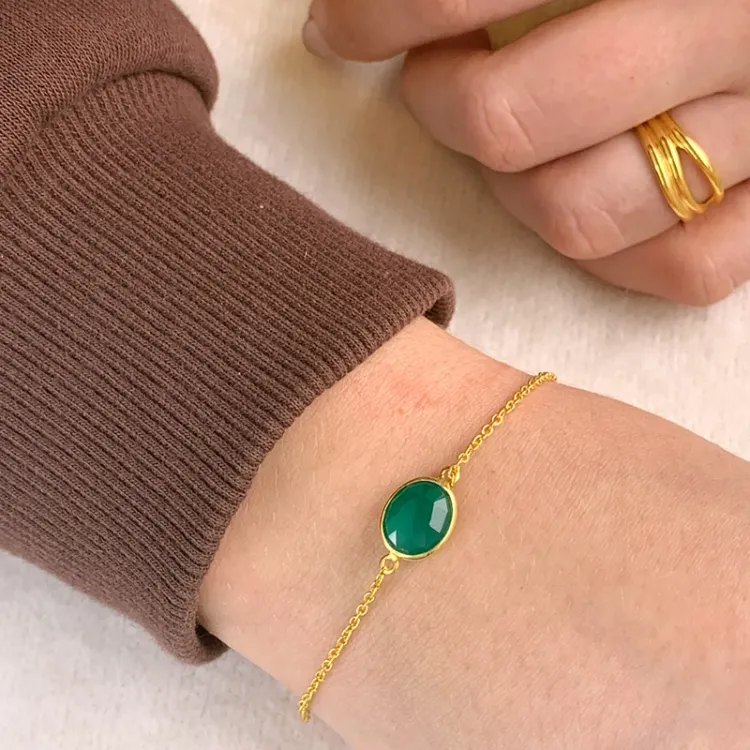 onyx armband i förgyllt silver med hängen i förgyllt silver
