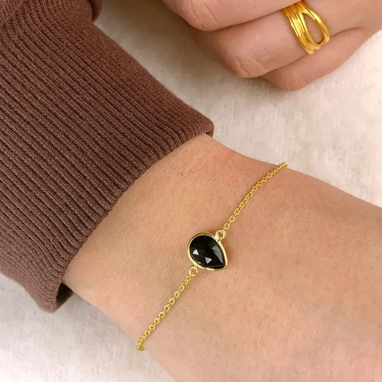onyx armband i förgyllt silver med hängen i förgyllt silver