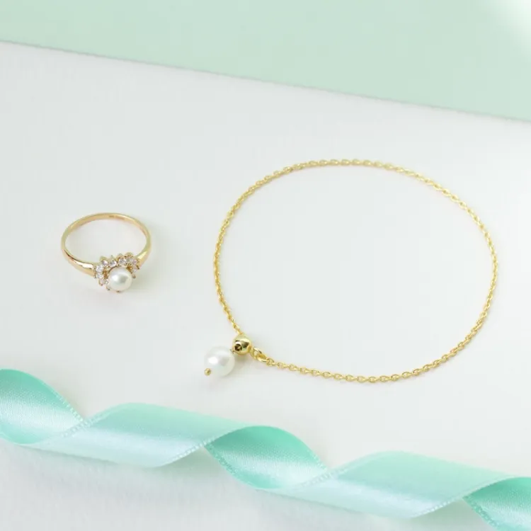 pärla armband i förgyllt silver med hängen i förgyllt silver