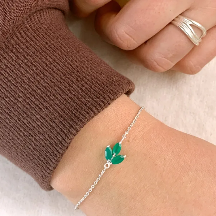 Blad onyx armband i silver med hängen i silver
