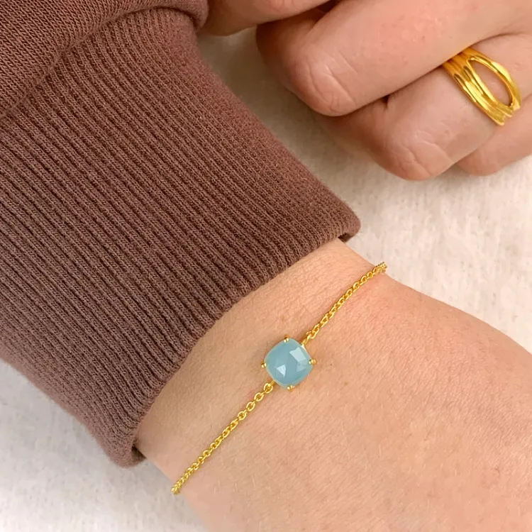 calcedonit armband i förgyllt silver med hängen i förgyllt silver