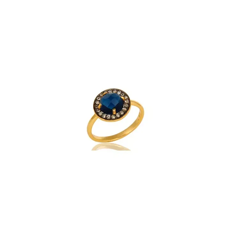 rund corundum ring i förgyllt silver med oxiderat sterlingsilver