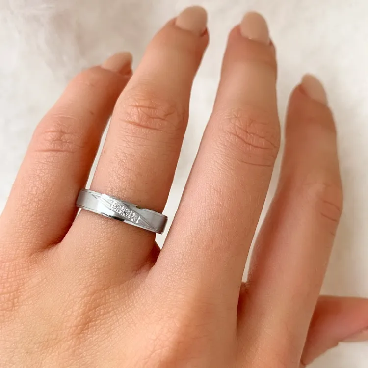 borstat ring i rhodinerat silver