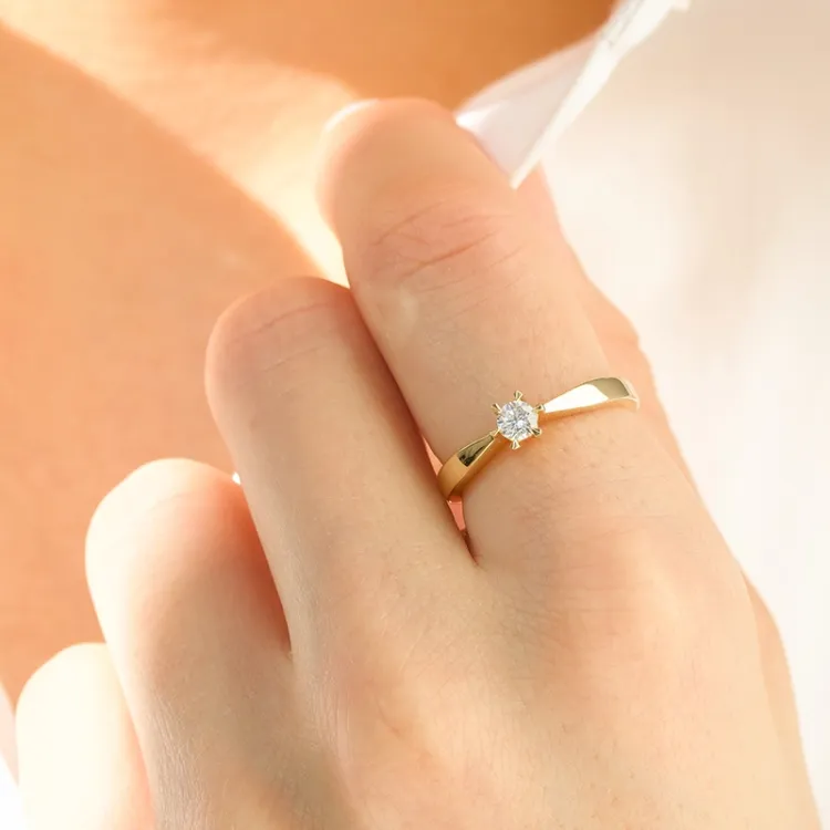 4,5 mm zirkon guldring i 9 karat guld