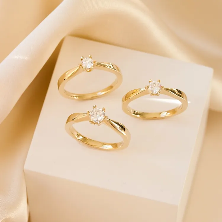 4,5 mm zirkon guldring i 9 karat guld