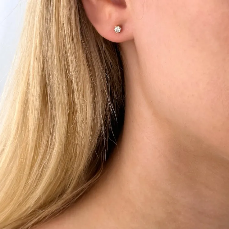 2 x 0,10 ct diamant solitäreörhängestift i 14 karat guld med diamant