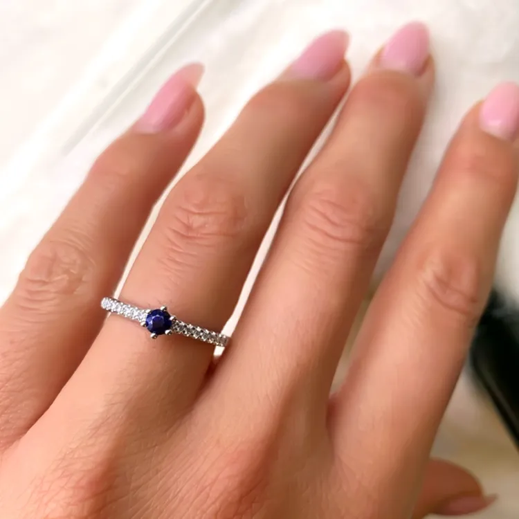 blå safir ring i 14 karat vitguld 0,14 ct