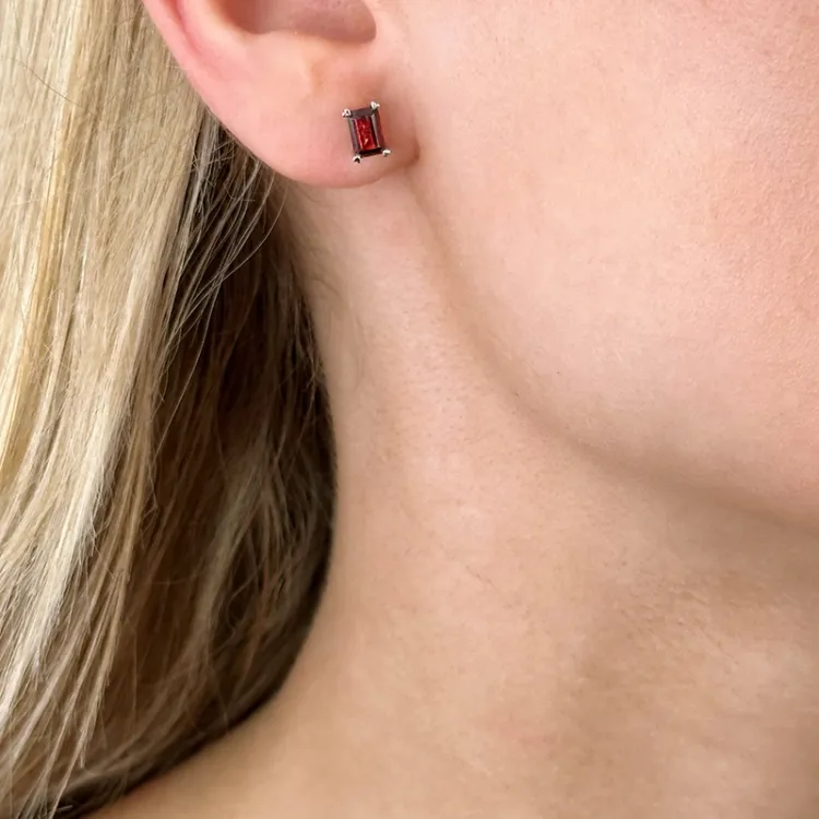 2 x 0,75 ct smycke granat örhängestift i 14 karat vitguld med granat