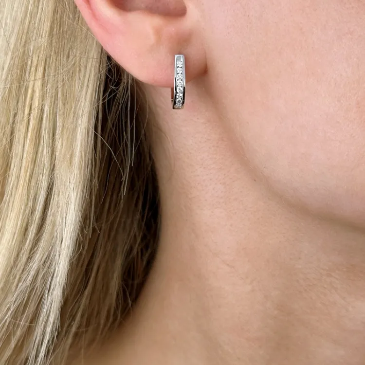 Creol i 14 karat vitguld med diamant 