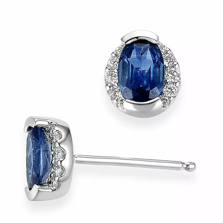 ovala blå safir örhängestift i 14 karat vitguld med diamant och safir 