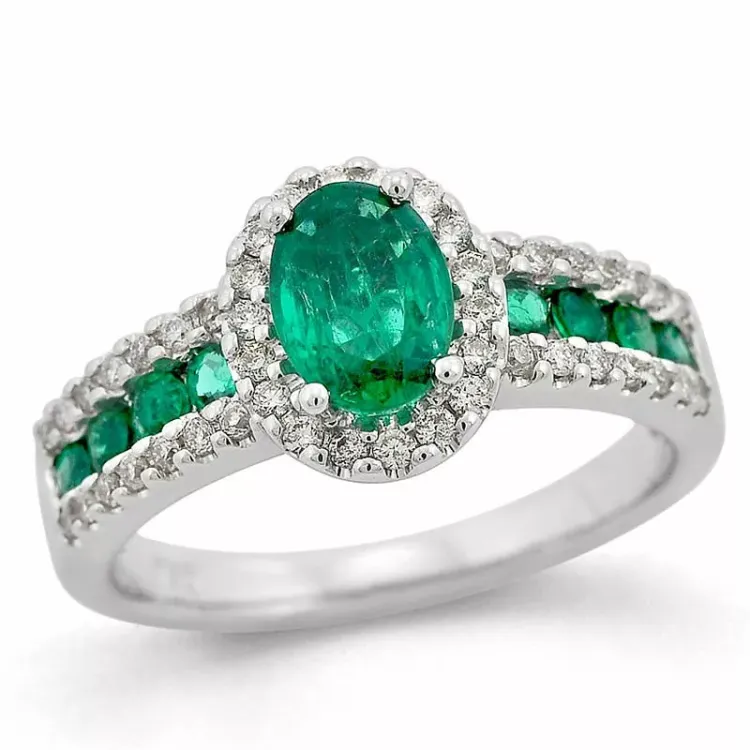 oval grön smaragd diamantring i 14 karat vitguld 0,65 ct 0,31 ct 0,29 ct
