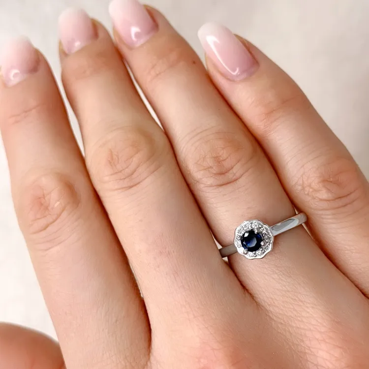 blommor safir diamantring i 14 karat vitguld 0,14 ct 0,38 ct
