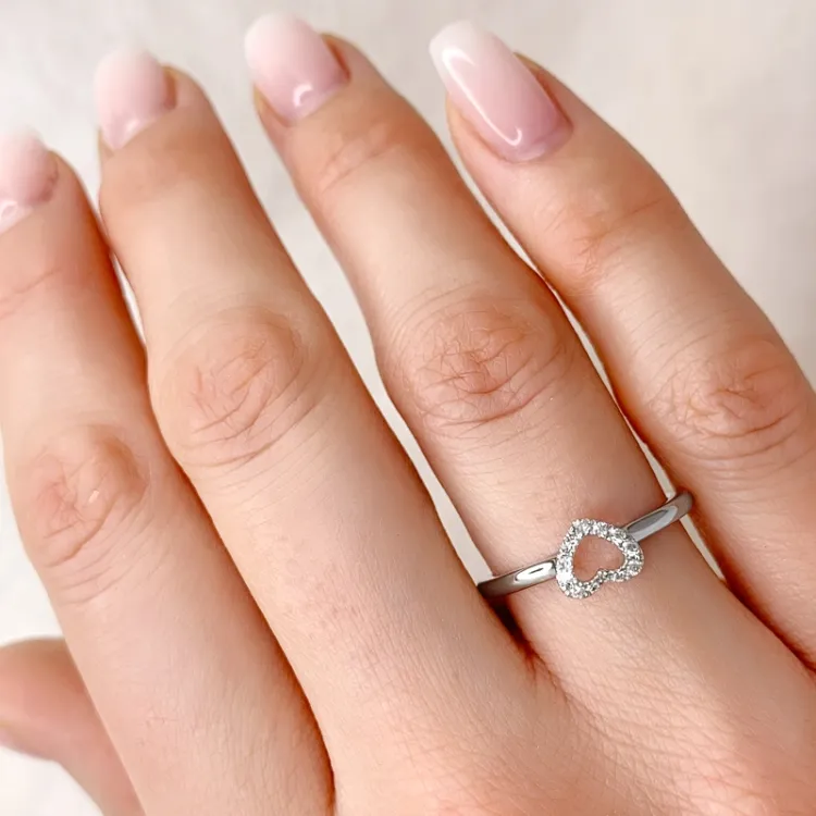Smal diamant hjärtering i 14 karat vitguld 0,102 ct