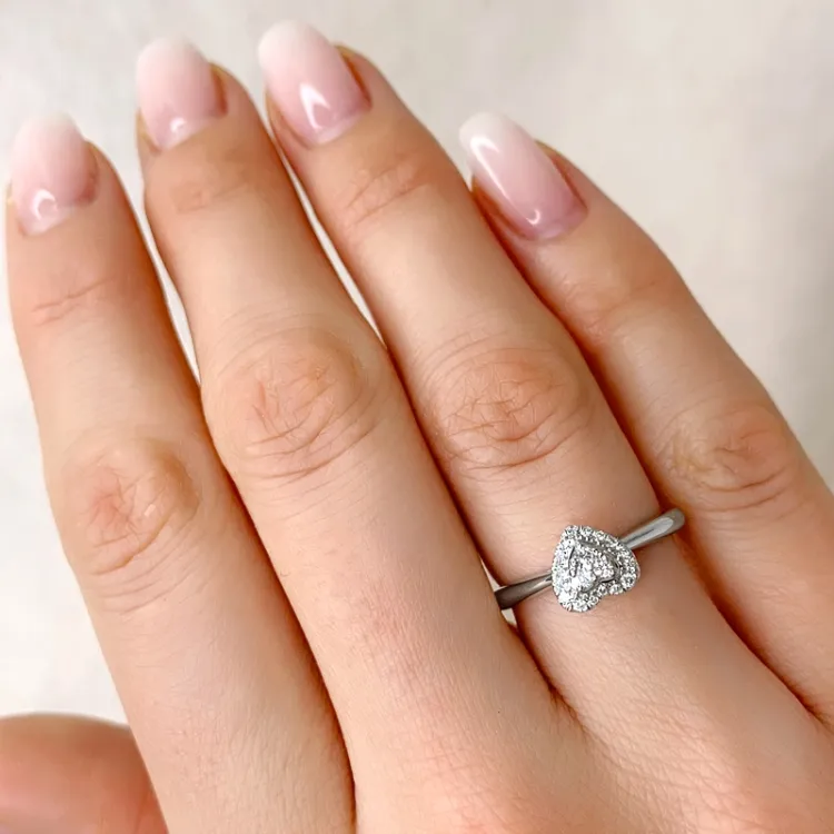 hjärta diamantring i 14  karat vitguld 0,14 ct