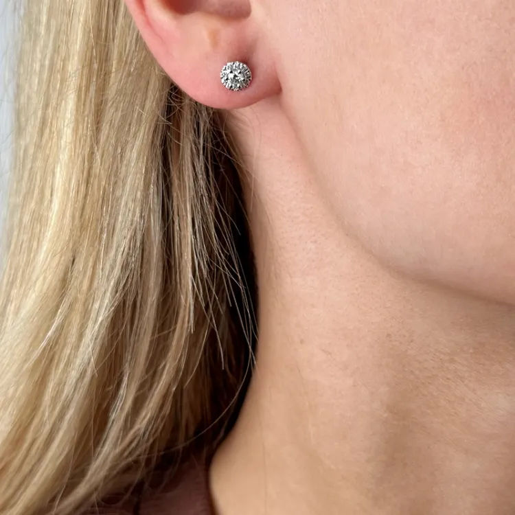 runda diamant örhängestift i 14 karat vitguld med diamant och diamant